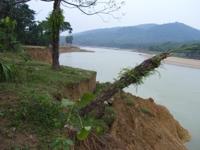 Hà bá “nuốt” làng sau lũ  - 1